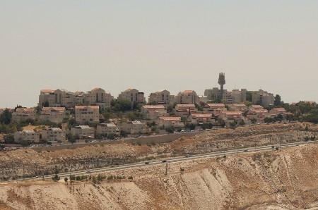 BtS aktivistsamordnare, Nadav Weiman, berättar att han började ifrågasätta ockupationen av de palestinska områdena under sin tjänstgöring som krypskytt på Västbanken. På bilden ses bosättningen Ma’ale Adumim på Västbanken. De israeliska bosättningarna på ockuperat område är illegala.