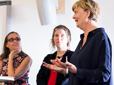 Bodil Valero (MP), Malin Björk (V) och Madelaine Seidlitz, Amnesty