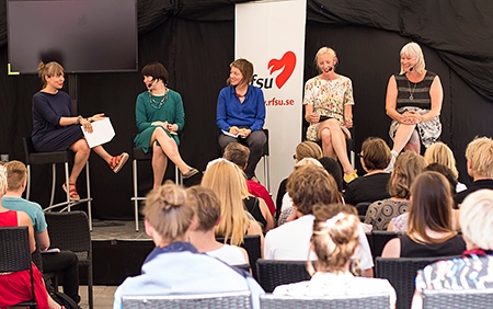 Från vänster: Moderatorn Anna Dahlqvist, redaktör på Ottar, Kristina Ljungros, förbundsordförande för RFSU, Malin Björk (V), Sofia Arkelsten (M) och Anna-Lena Lodenius, journalist och författare som nyligen kommit med boken ""Vi säger vad du tänker - högerpopulismen i Europa".