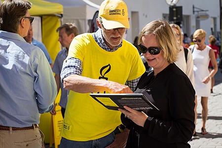 Torbjörn Fors från Amnesty när Marianne Ekdahl skriver på namninsamlingen för att Irland ska avkriminalisera abort. 