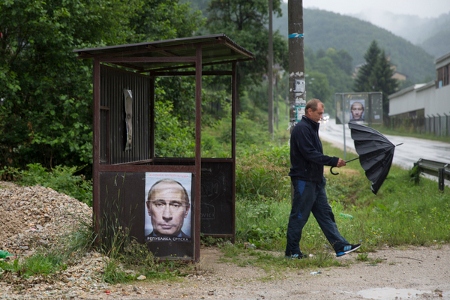 Vladimir Putin hyllas av bosnienserber för att Ryssland motsätter sig att FN:s säkerhetsråd fördömer folkmordet i Srebrenica 1995.