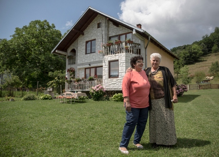 En hoppfull bild: Stanojka Tesic (till vänster) är serb och har genom en kvinnoorganisation arbetat för att tidigare grannar ska återvända till Srebrenica. Bida Osmanovic, bosniak, har flyttat hem från Tuzla. Hennes son, Faruk, dödades sommaren 1995.  