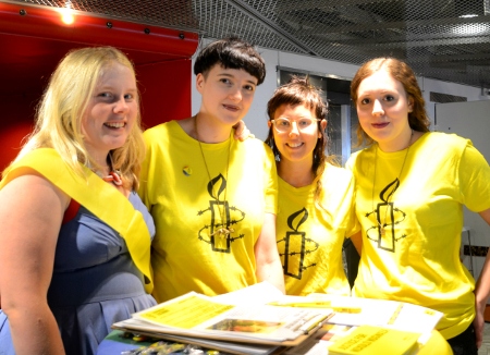 Några av aktivisterna i Amnestys hbtq-grupp i Stockholm: Lisa Tistad, Imogine Brown, Louise Bergetoft och Jessica Borch.