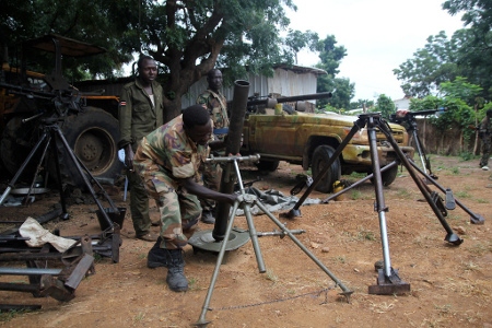 Medlemmar av Sudanesiska folkets befrielsearmé - nord, SPLM-N, rengör vapen som de säger sig ha beslagtagit från regeringsstyrkorna.