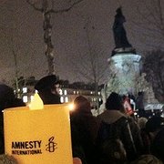 På kvällen den 7 januari hölls en ljusvaka i Paris efter attacken samma dag mot Charlie Hebdo då tolv personer dödades. ”Je suis Charlie” blev en samlande slogan över hela världen under protesterna mot attacken. 