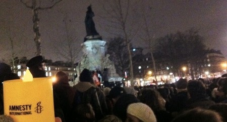 På kvällen den 7 januari hölls en ljusvaka i Paris efter attacken samma dag mot Charlie Hebdo då tolv personer dödades. ”Je suis Charlie” blev en samlande slogan över hela världen under protesterna mot attacken.