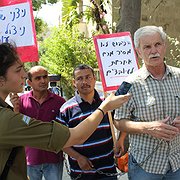 Den israeliska fackföreningen WAC-MAAN: s generalsekreterare Assaf Adiv intervjuas av israelisk radio under en demonstration i Jerusalem mot exploateringen av palestinska arbetare på israeliska bosättningar på Västbanken. 