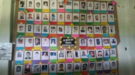 Bilder på spårlöst försvunna personer på väggen till en kyrka i staden Iguala