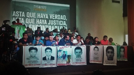Anhöriga till de 43 försvunna lärarstudenterna höll en presskonferens i Mexico City den 6 september, i samband med att en internationell expertgrupp starkt kritiserat de mexikanska myndigheternas hantering av fallet.
