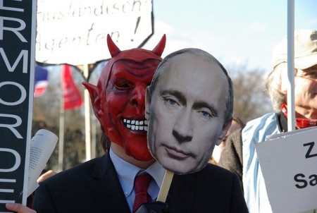 En protestdemonstration organiserad av tyska Amnesty när Rysslands president Vladimir Putin besökte Hannover den 7 april 2013. 