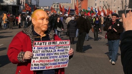 En protestaktion i Ryssland: ”Putin är en knasboll”.