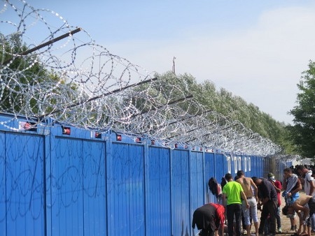 Ungerns gräns mot Serbien i september 2015. Många har upprörts över Ungerns politik mot flyktingar. 