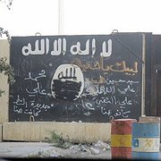 Efter nästan ett års styre av IS återerövrades Tikrit av irakiska regeringsstyrkor i april 2015. IS-propaganda har klottrats ned med slogans för shiamuslimsk milis. 
