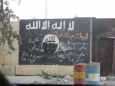 Efter nästan ett års styre av IS återerövrades Tikrit av irakiska regeringsstyrkor i april 2015. IS-propaganda har klottrats ned med slogans för shiamuslimsk milis.
