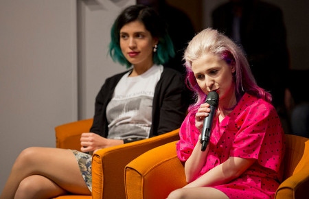 Maria Aljochina och Nadezjda Tolokonnikova från Pussy Riot möter anställda på Amnestys internationella sekretariat i London sedan de frigivits ur fängelse (2014).