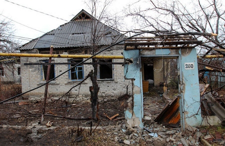 Många hus i östra Ukraina har skadats under striderna.