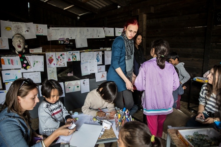 Nevena Mitranic ställer upp som frivillig för att hjälpa flyktingbarn i Belgrad.