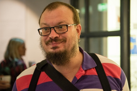 Aktivisten Aleksej Kozlov säger att Ryssland finansierar högerpartier i Europa.