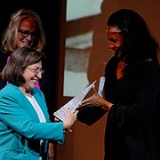 Islena Rey Rodrígues tar emot Per Anger-priset från kulturminister Alice Bah Kuhnke vid en ceremoni på Södra Latins gymnasium i Stockholm.