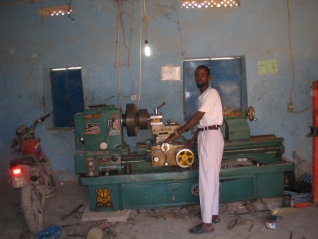 Eleven  Kassim vid en verkstadsskola i Galkayo. Svarven på bilden är från Lernias yrkesutbildning i Svenljunga.