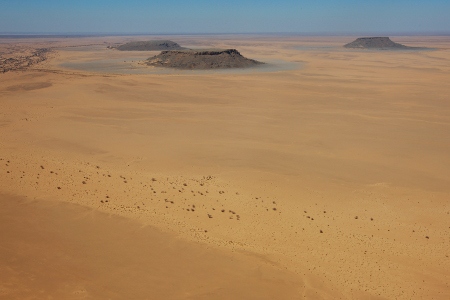 Flygfoto över Västsahara i området mellan Smara och Mehaires