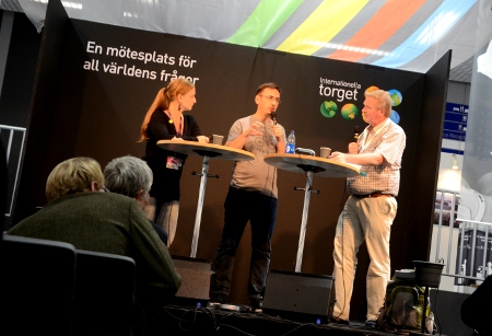 Orsolya Jeney och Attila Mong från webbtidningen atlatszo.hu diskuterar mediernas roll i dagens Ungern på Internationella torget under bokmässan. Till höger moderatorn Ulf B Andersson från Amnesty Press. 