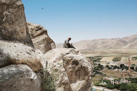 Herden Ramazan Ağalday kontemplerar efter sin bön på en klippa.