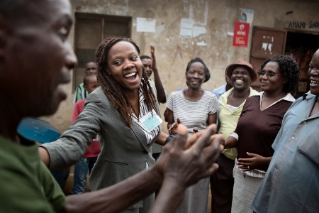 När Phyllis Omido besöker slummen Owino Uhuru välkomnas hon med hurrarop och applåder. 