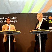 Suleiman Abdi Ali samtalar med Tomas Magnusson på bokmässans internationella torg.