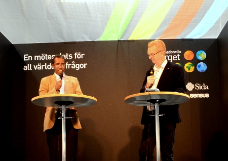Suleiman Abdi Ali samtalar med Tomas Magnusson på bokmässans internationella torg.