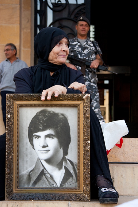 Enligt ”Kommittén för föräldrar till de kidnappade och försvunna i Libanon”, fördes runt 600 av de försvunna till Syrien. 175 av dessa har återvänt från syriska fängelser sedan år 1998. Trots att det ringa antalet, har det gett anhöriga hopp om att finna saknade vid liv.
