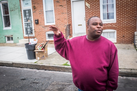 Antoine Bennett satt i fängelse i tre år för att ha skjutit en man i Sandtown, Baltimore. Nu hjälper han andra exfångar i stadsdelen att klara av livet i frihet.