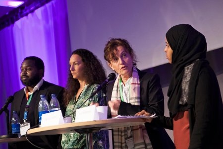 Jallow Moodou från Afrosvenskarnas forum lever under skyddad identitet för att han talar om mänskliga rättigheter. Petra Kahn Nord, Judiska Ungdomsförbundet, Ingrid Lomfors, Forum för levande historia och Aya Mohhammed, Sensus och projektet "Mångfald, islamofobi, organisering".