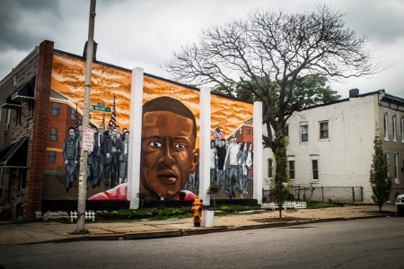 En muralmålning föreställande Freddie Gray, som dog efter ett polisingripande i april, täcker en husvägg i hans hemkvarter i Sandtown i västra Baltimore.