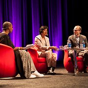 Hjärnor är som böcker, de är bäst när de är öppna, säger Morten Kjaerum från Raoul Wallenberg Institutet i sitt samtal med människorättsjuristen Navi Pillay. Modererar gör Josette Bushell-Mingo till vänster. 