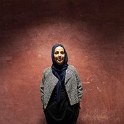  På grund av fotoförbud under seminariet porträtteras Fatima Doubakil efter samtalet. Hon tycker inte att redaktionerna följer sitt uppdrag: – De ska inte ägna sig åt att sprida rasism. ”Muslimer är inte inkluderade när ni i det vita majoritetssamhället talar om ”oss”.