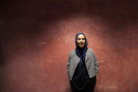 På grund av fotoförbud under seminariet porträtteras Fatima Doubakil efter samtalet. Hon tycker inte att redaktionerna följer sitt uppdrag: – De ska inte ägna sig åt att sprida rasism. ”Muslimer är inte inkluderade när ni i det vita majoritetssamhället talar om ”oss”.