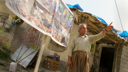 Rinaz Rojhelat är den enda som fortfarande håller sin butik öppen i byn Zergely i irakiska Kurdistan. Hans butik ligger alldeles nära den plats där åtta bybor dödades av turkiska bomber.