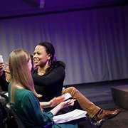  Kultur- och demokratiminister Alice Bah Kuhnke tar en selfie med panelen som bakgrund.