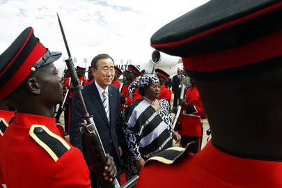 FN:s generalsekreterare Ban Ki-moon anländer till Lilongwe i Malawi i maj 2010. Han kritiserade landets lagar som kriminaliserar samkönat sex och efter besöket benådades två män som hade dömts till 14 års fängelse för "grov oanständighet" och "onaturliga handlingar".