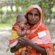 En kvinna med sitt barn på Mobarakpur Community Clinic i nordöstra Bangladesh.