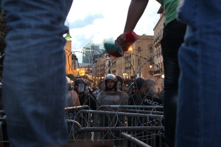 Majoriteten av hbtq-flyktingarna i Libanon saknar giltiga visum . Rädslan för att deporteras till Syrien är stor. Demonstrationer, bombdåd och politisk instabilitet överlag i Libanon innebär mängder av militärer och poliser som kollar folks id-handlingar.