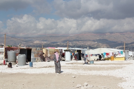 Merparten av de 1,2 – 1,8 miljoner syriska flyktingarna i Libanon lever utspridda i tusentals informella läger. Få möjligheter till privatliv och konservativa värderingar avskräcker hbtq-flyktingar från att bo i lägren.