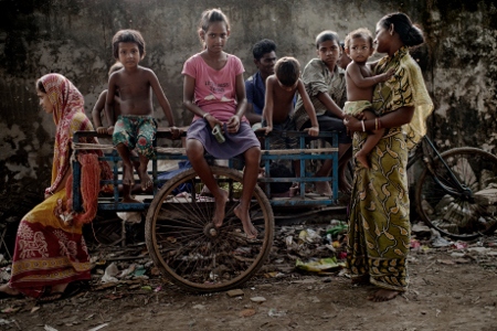 Barn i slummen intill Dhapa.