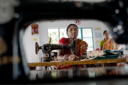 Kvinnor inom textilindustrin i Dhaka i Bangladesh.