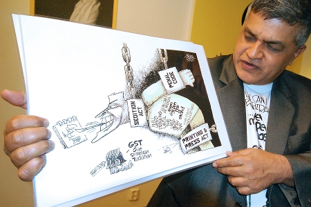 Seriebilder är väldigt slagkraftiga, förklarar Zunar. De är direkta och väcker människors fantasi. Hans teckningar innehåller ofta skämt, men det får enligt honom aldrig stå i vägen för budskapet, från allvaret.