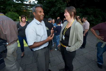 Deltagare på ICM protesterade för att kräva ett stopp för sexuellt våld mot kvinnor i Egypten. Till vänster: Salil Shetty, Amnesty Internationals generalsekreterare.