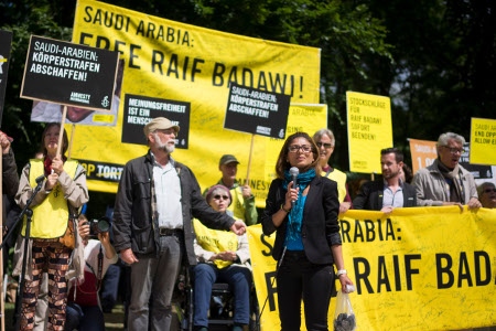 Ensaf Haidar, Raif Badawis fru, talar utanför Saudiarabiens ambassad i Berlin den 22 maj vid en demonstration där Amnesty överlämnade 60 000 protestbrev.