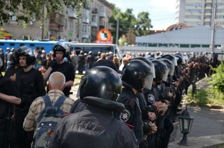 25 maj 2013 var en historisk dag i Kiev. Då hölls den första Pride-manifestationen någonsin i Kiev. 500 poliser skyddade cirka 50 demonstranter från motdemonstranter som försökte gå till attack. 21 motdemonstranter greps och tolv av dem åtalades för huliganism.
