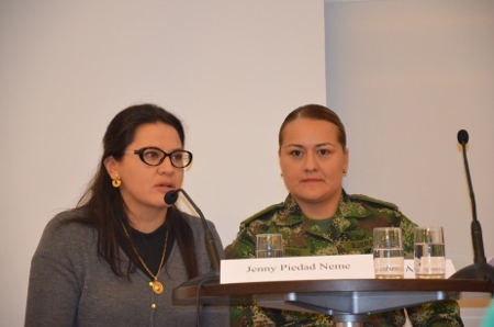 Jenny Piedad Neme (till vänster) menar att civilsamhället kan spela en viktig roll i övervakningen av implementeringen av ett eventuellt fredsavtal. Till höger kapten Paula Alejandra Arango.